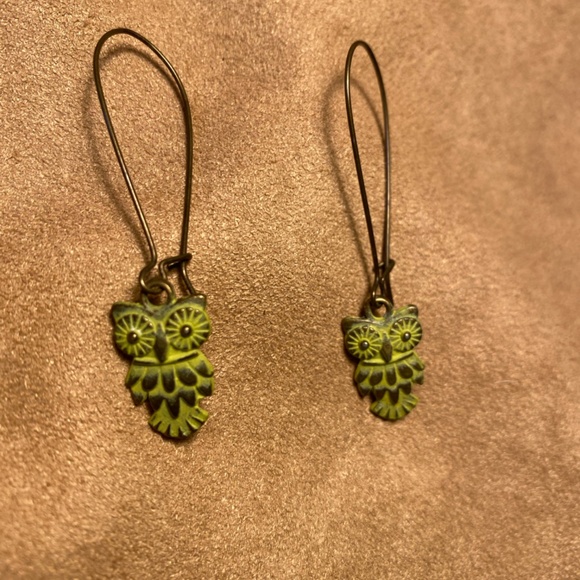 Owl earrings, set. Green owls with copper-ish wire hoops. - Picture 2 of 3
